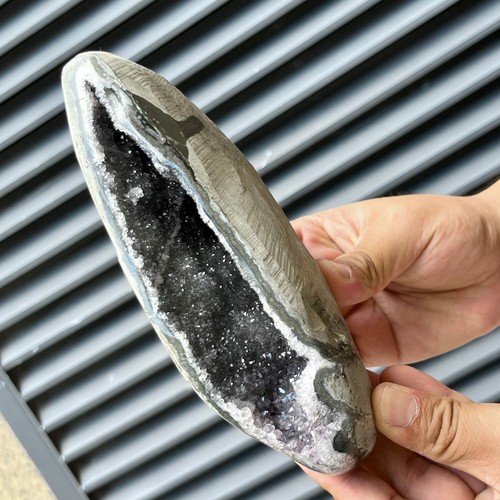 Natural crystal geode - lb,